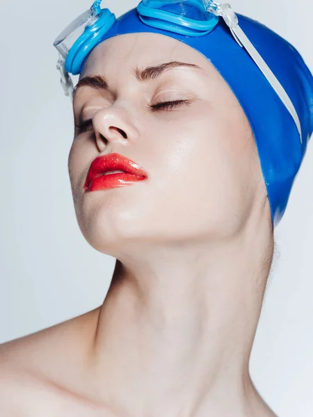 Портрет пловца в синей кепке и очки с ярким макияжем красных дубов — стоковое фото