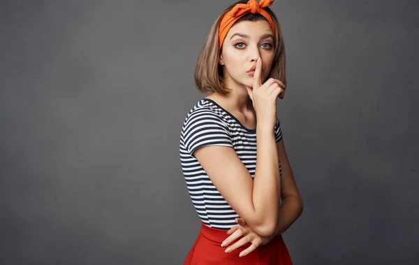 Bonita mujer de rayas camiseta vendaje naranja en su cabeza emociones de moda —  Fotos de Stock