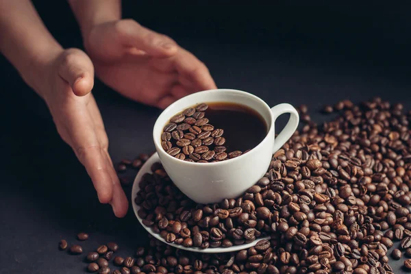 Filiżanka kawy w rękach kobiet na szarym tle rano aromat śniadania — Zdjęcie stockowe
