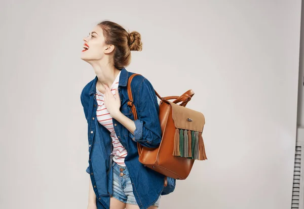 Mulher muito emocional estudante mochila moda roupas corte vista — Fotografia de Stock