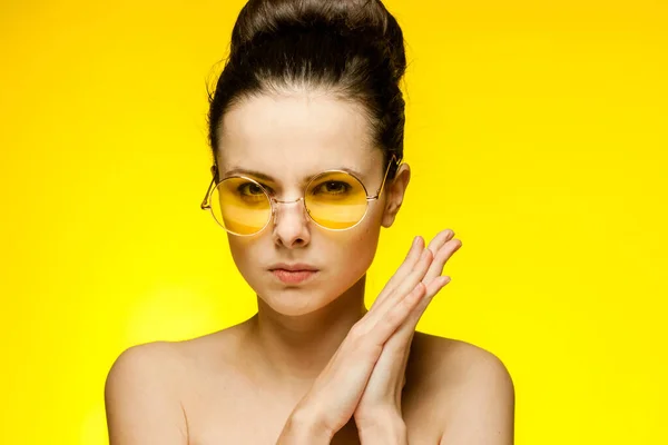 Γυναίκα γυμνοί ώμοι κίτρινα γυαλιά συγκεντρώθηκαν μαλλιά — Φωτογραφία Αρχείου