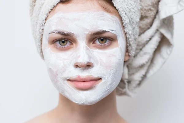 Wanita dengan handuk bahu telanjang di kepala masker wajah perawatan kulit close-up — Stok Foto