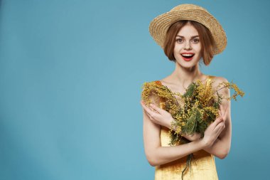 Güzel bir buket mimoza bayramı kadınlarının mavi arka planı