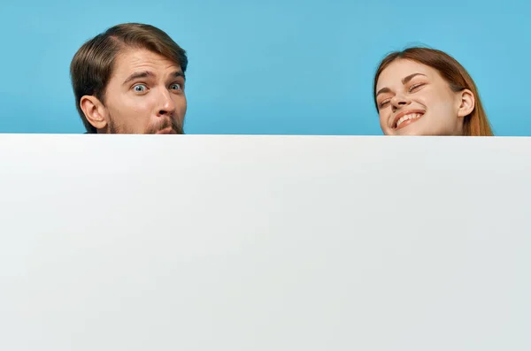 Homem e mulher publicidade apresentação banner funcionários — Fotografia de Stock