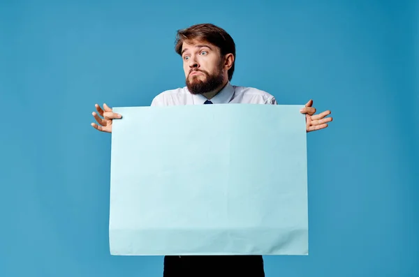 Emotioneel man shirt met stropdas met banner reclame blauwe achtergrond — Stockfoto