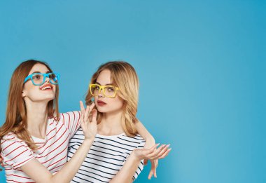 İki neşeli kız arkadaş neşe dolu yaşam tarzına sarılıyor.