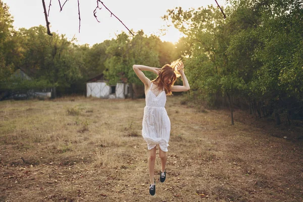 Felice donna all'aperto alberi natura divertimento villaggio — Foto Stock