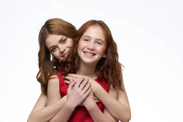 Mutter und Tochter stehen Seite an Seite und Spaß Familie Freude Licht Hintergrund — Stockfoto