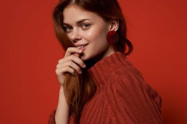 Çekici kadın küpeleri göz kamaştırıcı moda saç stili yakın plan.