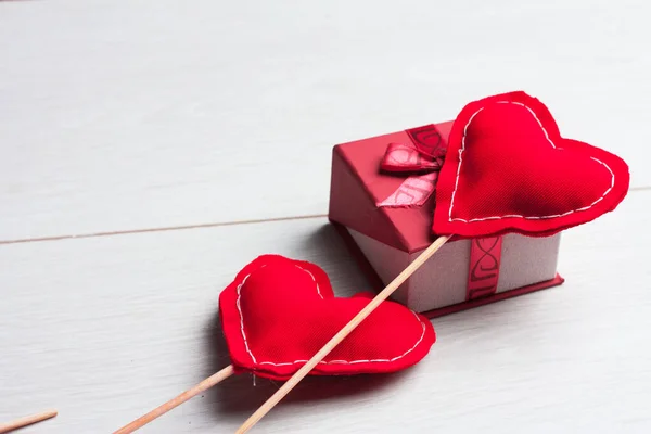 Srdce na hůl dárek dovolená Valentines den světlo pozadí — Stock fotografie