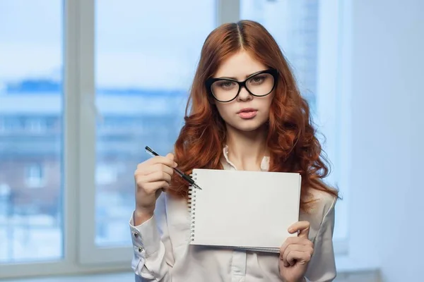 Business nainen valkoinen paita kannettavan käsissä toimisto ammattilaiset — kuvapankkivalokuva