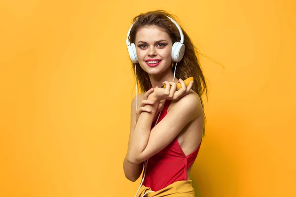 Mujer en auriculares escucha música emociones estilo de vida divertido fondo amarillo —  Fotos de Stock