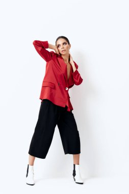 Lüks kozmetik poz veren şık elbiseli bir kadın yüzünün yanında el ele tutuşuyor.