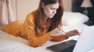 duygusal kadın dizüstü bilgisayarın önünde yatıyor internet teknolojisi iletişim işi