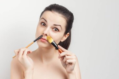 Esmer, çıplak omuzlar yüz maskesi kırpık görüş.