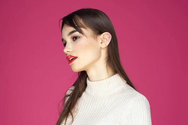 Brunette met lang haar rode lippen cosmetica witte trui roze achtergrond bijgesneden uitzicht — Stockfoto