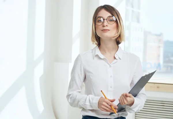 Femme documents d'affaires fenêtre intérieure salle finance — Photo