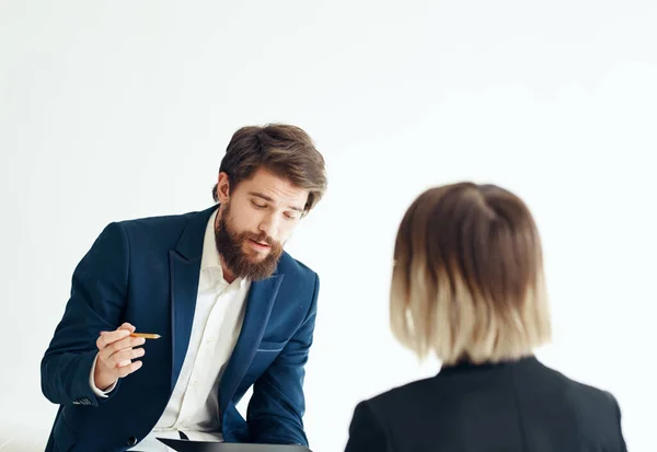 Un hombre con un traje clásico está hablando con una psicóloga mujer oficina de trabajo de comunicación —  Fotos de Stock