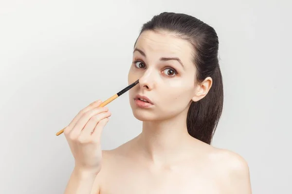 Morena aplicando máscara no rosto com escova cuidados da pele close-up — Fotografia de Stock