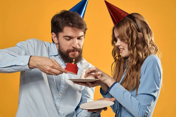 День рождения праздник мужчина и женщина весело желтый фон кепка праздник — стоковое фото