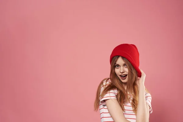 Vrolijke mooie vrouw modieuze kleding studio leuk roze achtergrond — Stockfoto