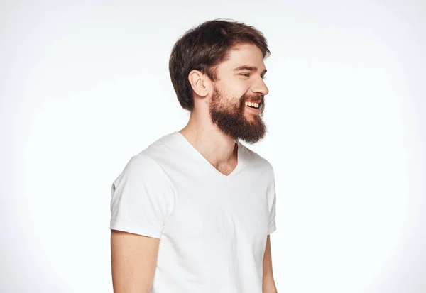 Άνδρας με γενειάδα μοντέρνο χτένισμα μοντέλο περικοπή άποψη του λευκού t-shirt — Φωτογραφία Αρχείου