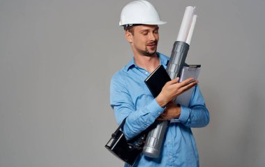 Beyaz miğferli mimar tüplü ve belgeli 3D gözlüklü model.