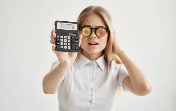 Óculos de mulher alegres na forma de criptomoeda Bitcoin calculadora dinheiro financeiro — Fotografia de Stock