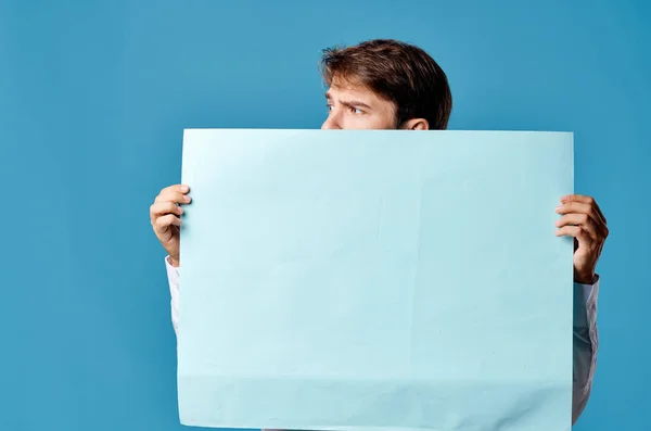 Man met blauwe banner reclame marketing blauwe achtergrond blauwe achtergrond — Stockfoto