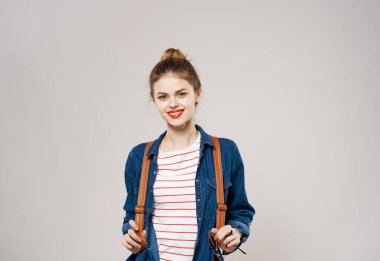 Güzel kadın moda kıyafetleri öğrenci stüdyosu manzaralı.