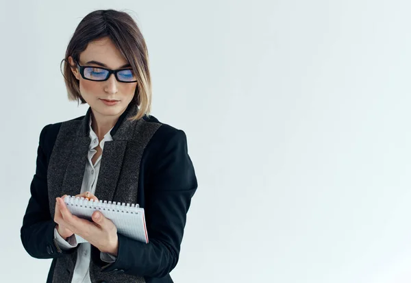 Biznes kobieta sekretarz psycholog dokumenty okulary garnitur — Zdjęcie stockowe