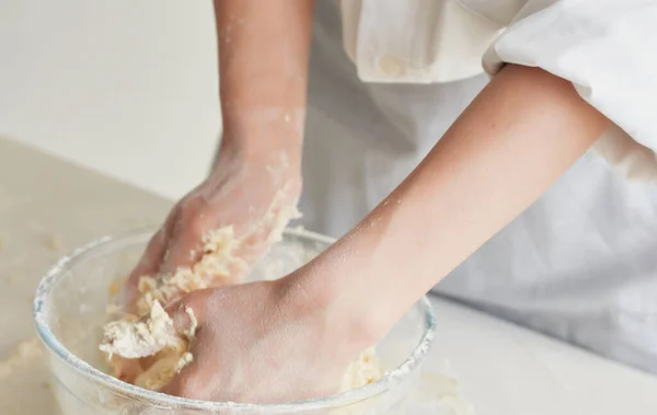 Kock knådning deg matlagning mjöl produkt hushåll — Stockfoto