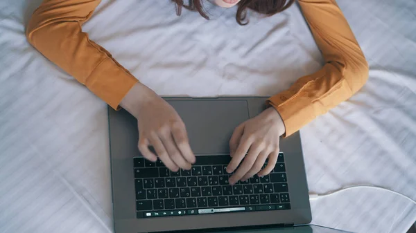 Vrouwelijke handen typen tekst op laptop toetsenbord close-up — Stockfoto