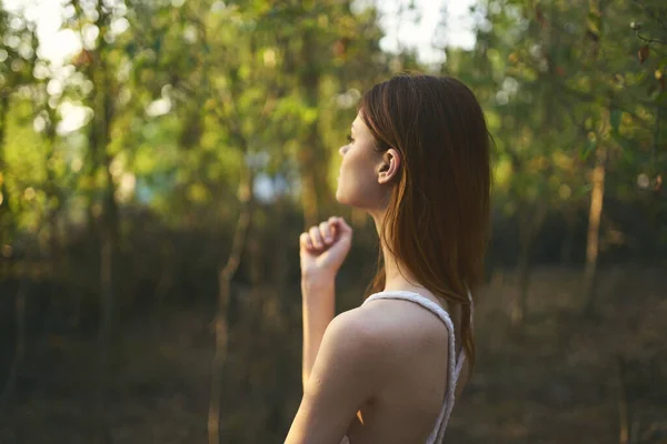 Mulher atraente ao ar livre na floresta árvores verdes grama verão por do sol — Fotografia de Stock