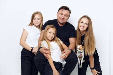 Aile fotoğrafı, eğlence, sarılma, arkadaşlık stüdyosu.