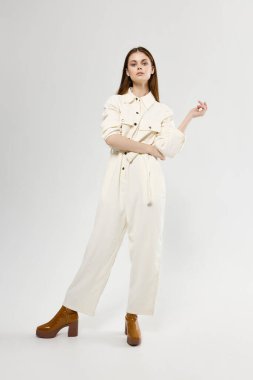 Beyaz takım elbiseli çekici bir kadın. Uzun, çekici bir kadın.