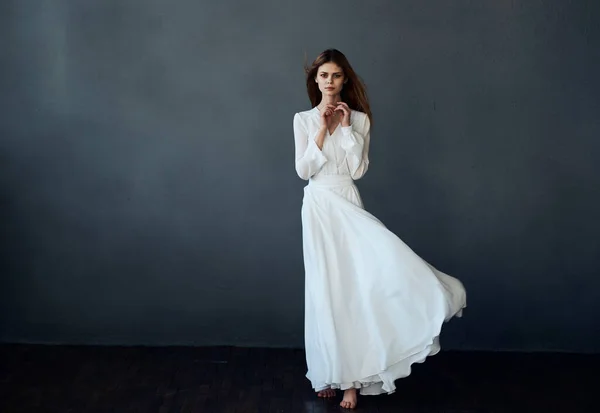 Güzel kadın beyaz elbise dansı mankeni — Stok fotoğraf