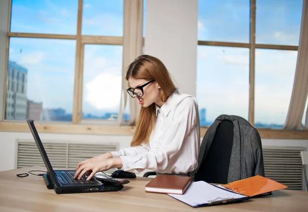 Žena sekretářka kancelář komunikační technologie laptop businesswoman — Stock fotografie