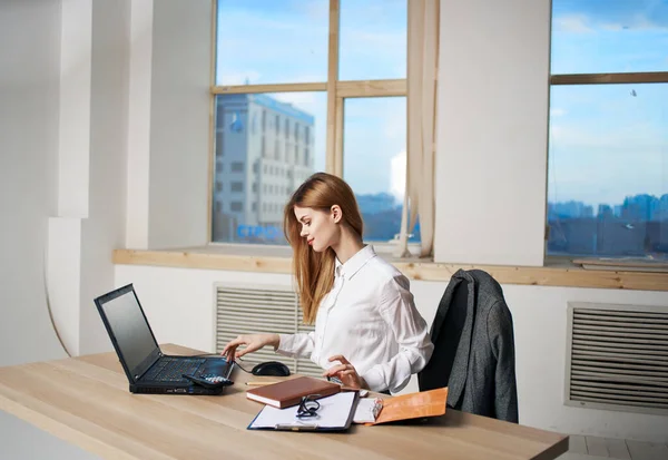 Zakenvrouw werkbureau laptop in kantoor emoties ontevredenheid communicatie — Stockfoto