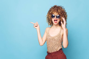 Seksi manken duyguları kıvırcık saçlı, lüks gömlekli, jestler yapar. 