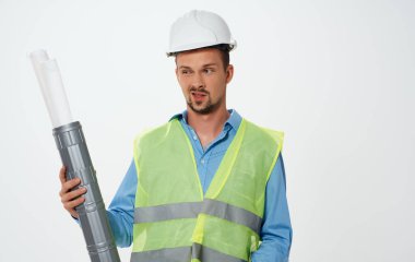 Yansıtıcı yelek ve üç boyutlu sanal gerçeklik gözlüğü takan bir mimar.