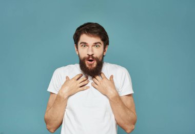 Enerjik bir adam mavi bir arka planda el kol hareketi yapıyor. Duygusal bir zevk modeli.