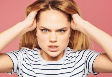 Çizgili tişörtlü agresif kadın elleriyle jestler yapıyor. Duyguları, stres modeli.