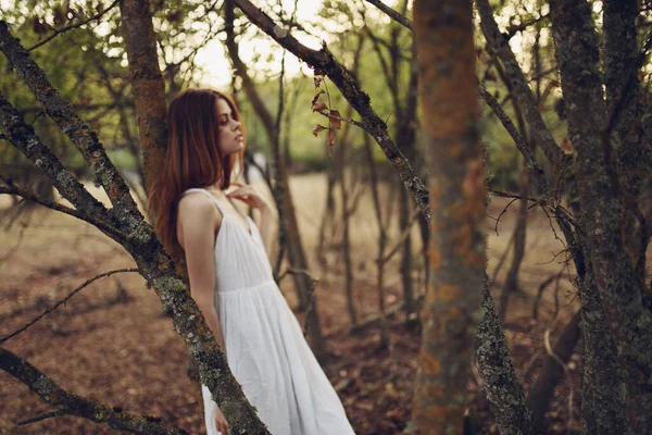 Sexy mujer en vestido de verano blanco cerca de los árboles en el jardín —  Fotos de Stock