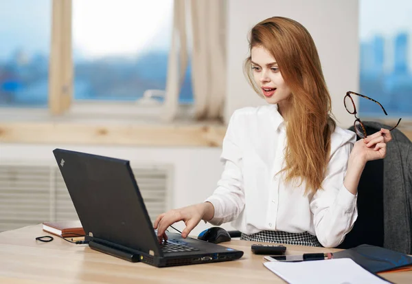Secretário mulher de negócios mesa de trabalho laptop profissionais gerente de trabalho — Fotografia de Stock