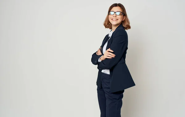 Affari finanza donna in abito classico su uno sfondo leggero vista laterale — Foto Stock