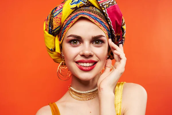 Allegra donna decorazione multicolore turbante attraente aspetto etnicità — Foto Stock