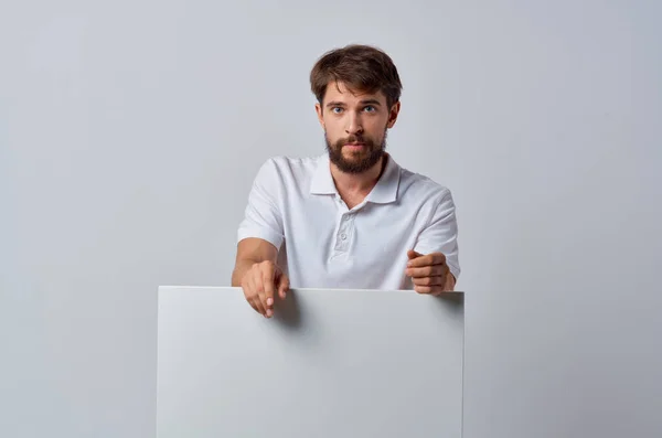 Чоловік у білій сорочці білий плакат рекламної презентації — стокове фото
