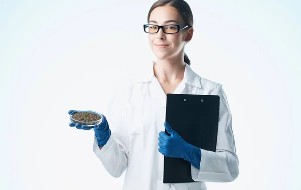 研究室のコートの看護師と手の化学元素の研究室のフラスコのある青い手袋は — ストック写真