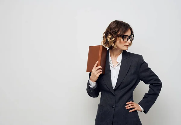 Donna con documenti in mano abito classico e occhiali acconciatura — Foto Stock